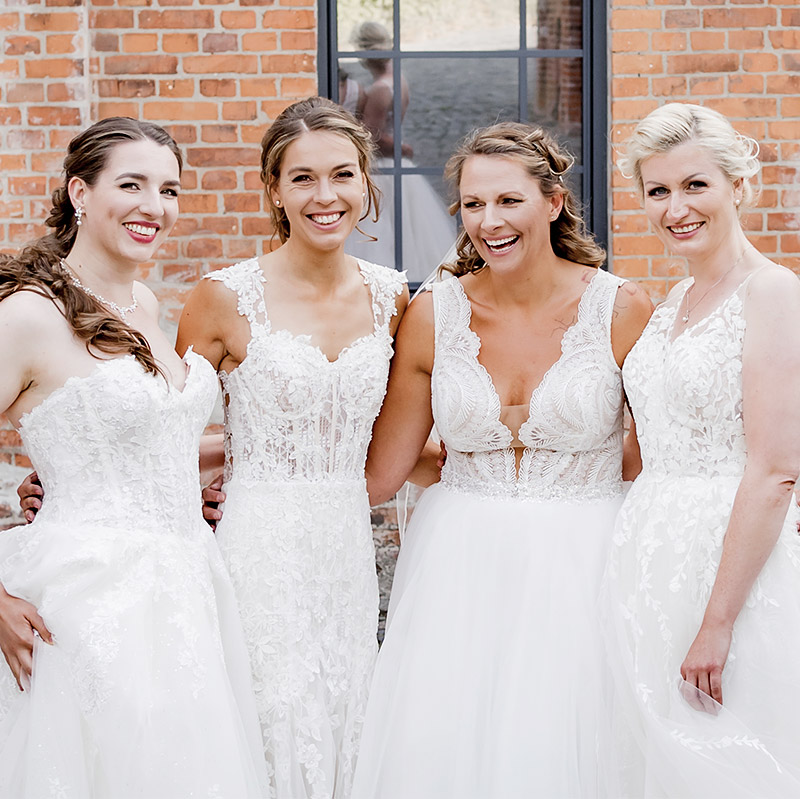 Vier Bräute in Brautkleidern